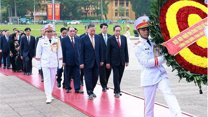  Kỷ niệm 136 năm Ngày sinh Chủ tịch Hồ Chí Minh: Lãnh đạo Đảng, Nhà nước vào Lăng viếng Bác 